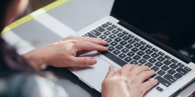 Cara Mendinginkan Laptop Saat Rendering