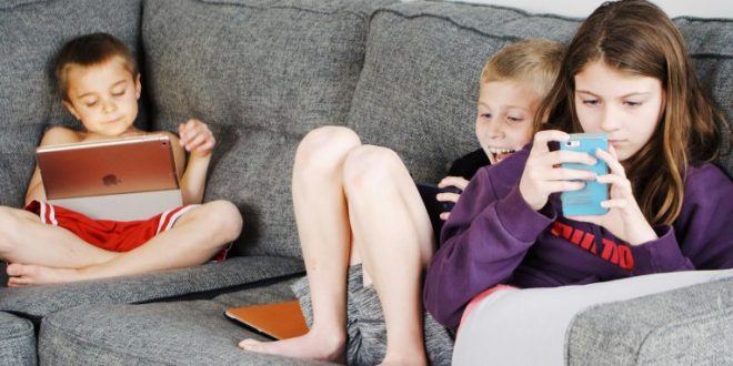 3 Cara Atur Waktu Anak Main Gadget agar Tidak Kecanduan